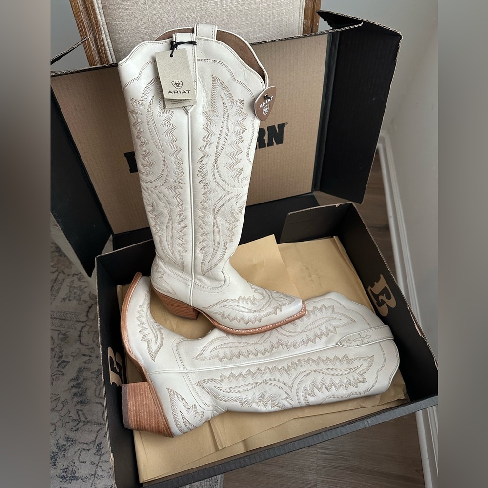 **NEW** Ariat White Boots with Intricate Embroidery
